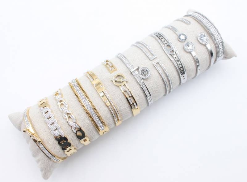 Grossiste vend pack de bracelets joncs pour femme à Lyon